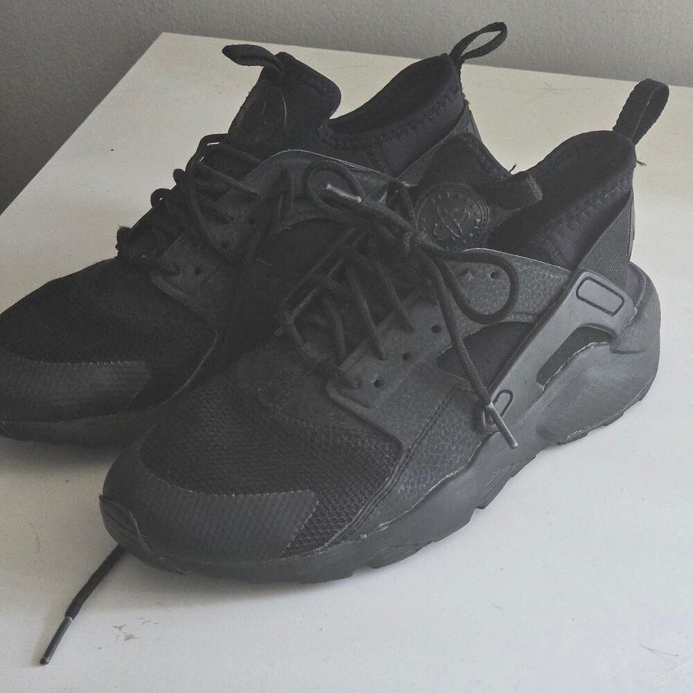 Nike Air Huarache Run Triple Black – Youth 5.5Y / Women’s 7